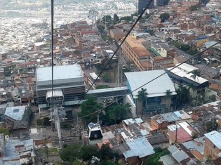 コロンビア・スラム住民の人気の仕事は何？「露店」「廃品回収」「麻薬売買」ではなかった