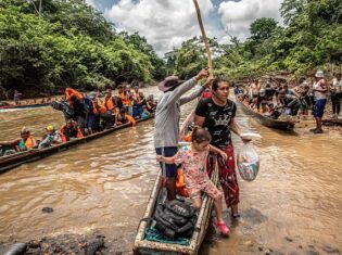 パナマとコロンビアの間に横たわる密林地帯「ダリエン」を命懸けで越えるベネズエラ難民ら。彼らの最終目的地は米国だ（写真はベネズエラの「ラジオ・フェ・イ・アレグリア・ノーティシアス」から